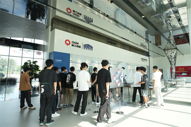 Стручниот универзитет Лиминг го посети Fujian Quangong Machinery Co., Ltd за програма за развој на работа.
