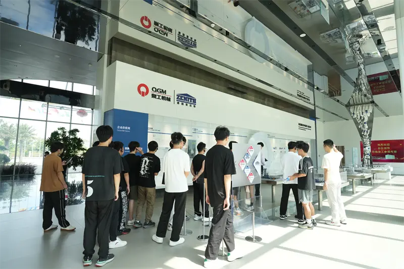 Стручниот универзитет Лиминг го посети Fujian Quangong Machinery Co., Ltd за програма за развој на работа.