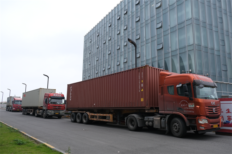 QGM машини за правење тули испорачани на Блискиот исток, помагајќи им на регионалната градба да направи нов скок напред