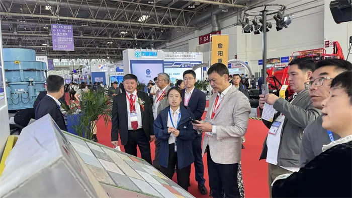 Златен есенски собир за да зборуваме за паметното производство, силата на Quangong создава брилијантност