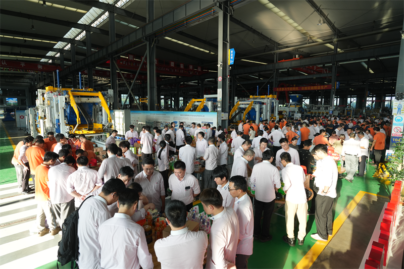 Полната месечина носи радост и возбуда, а „коцкањето“ создава возбуда! Забавата со коцки со торта на фестивалот во средината на есента во Quangong Machinery заврши топло