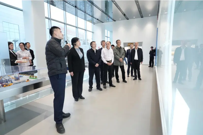 Г-дин Лиу Мин, заменик-генерален директор на Бирото за приватна економија при Националната комисија за развој и реформи (NDRC), и неговата делегација ја посетија Quangong Machinery Co., Ltd. на инспекција и истражувачка турнеја.