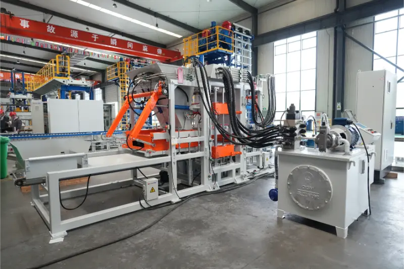 Целосно автоматската производствена линија за производство на тули QT6 на Quangong Machinery Co., Ltd. го зајакнува високопрофитабилното производство на тули од цврст отпад